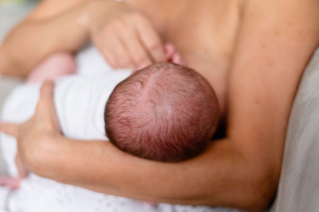 Mother breastfeeding baby Signs of a Good Latch